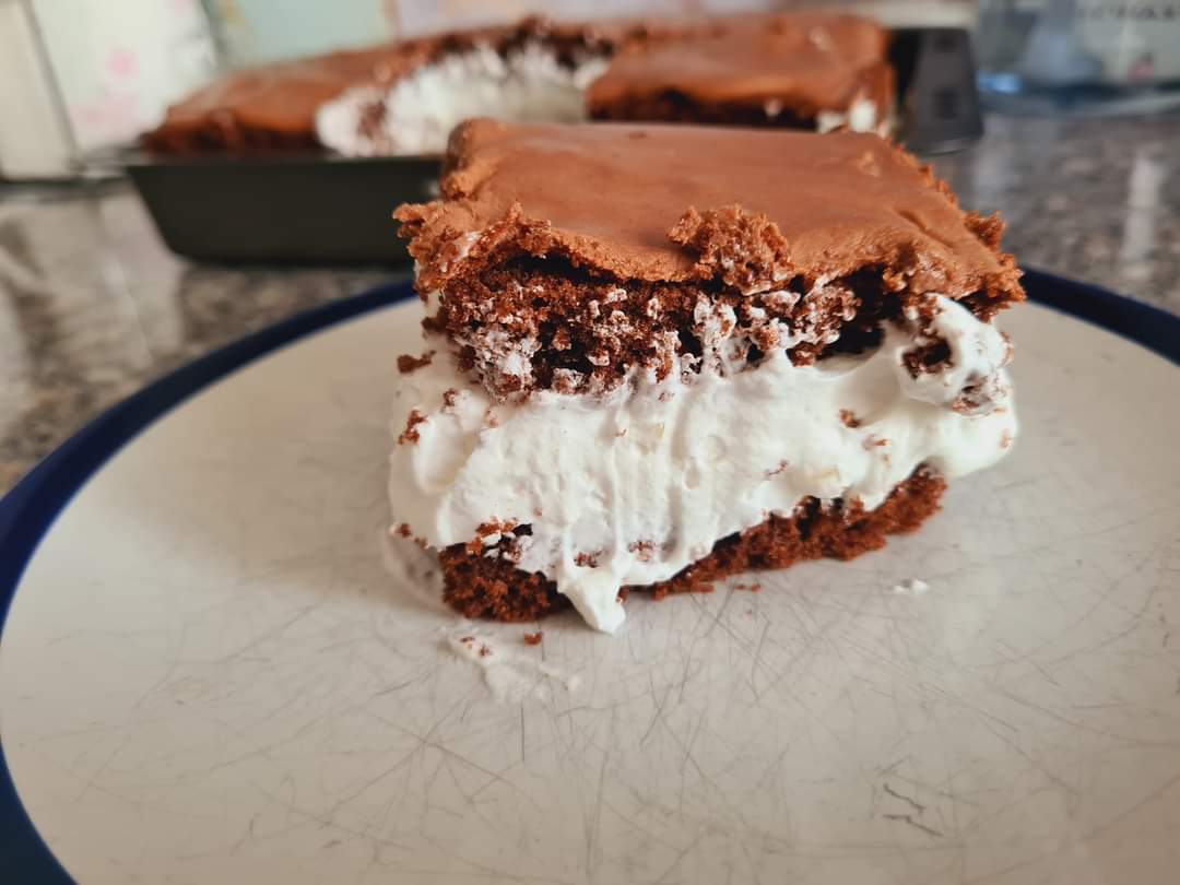 Prajitura cu crema de frisca si ciocolata