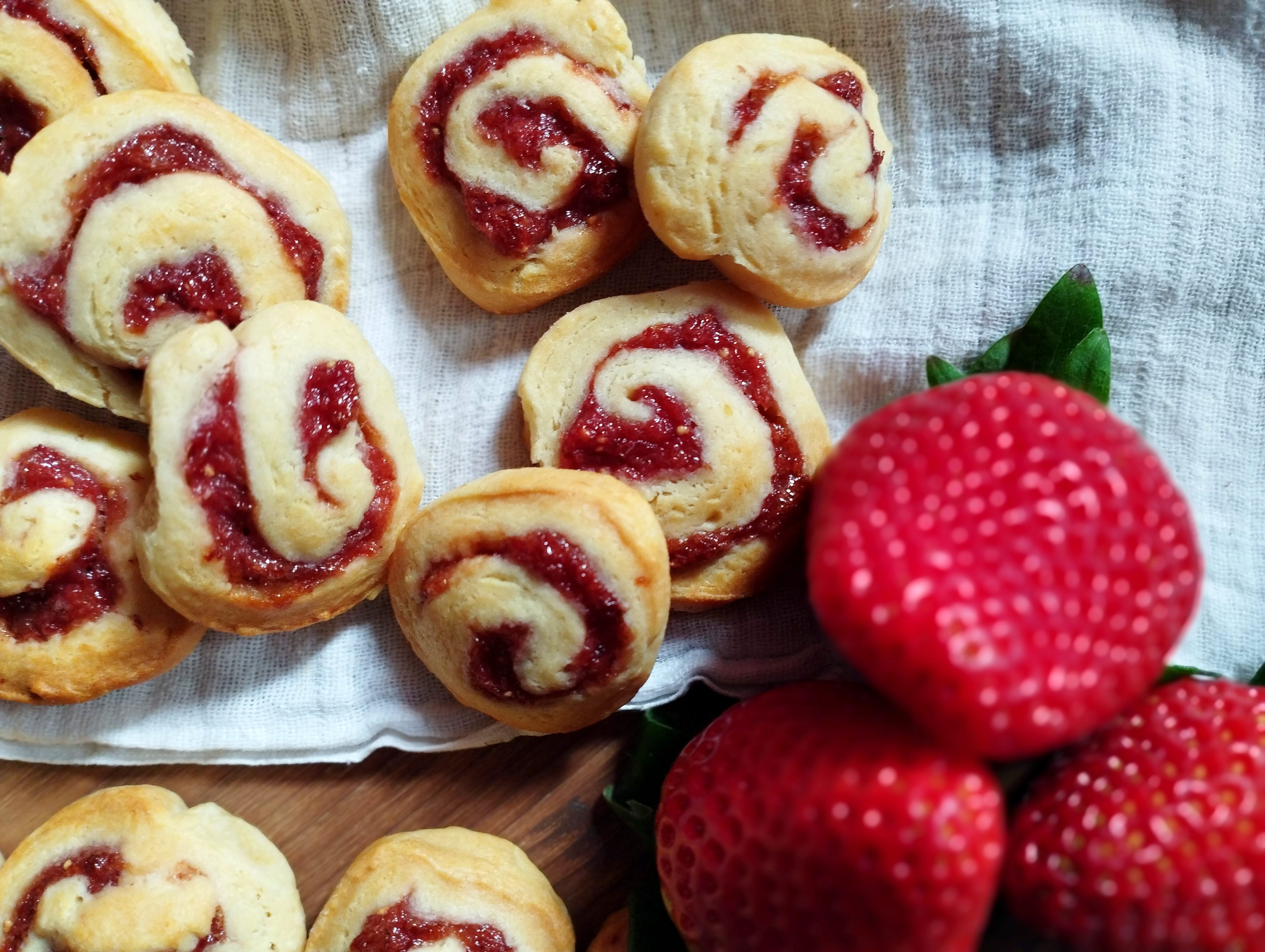 Biscuiti fragezi cu umplutura de capsuni si stafide
