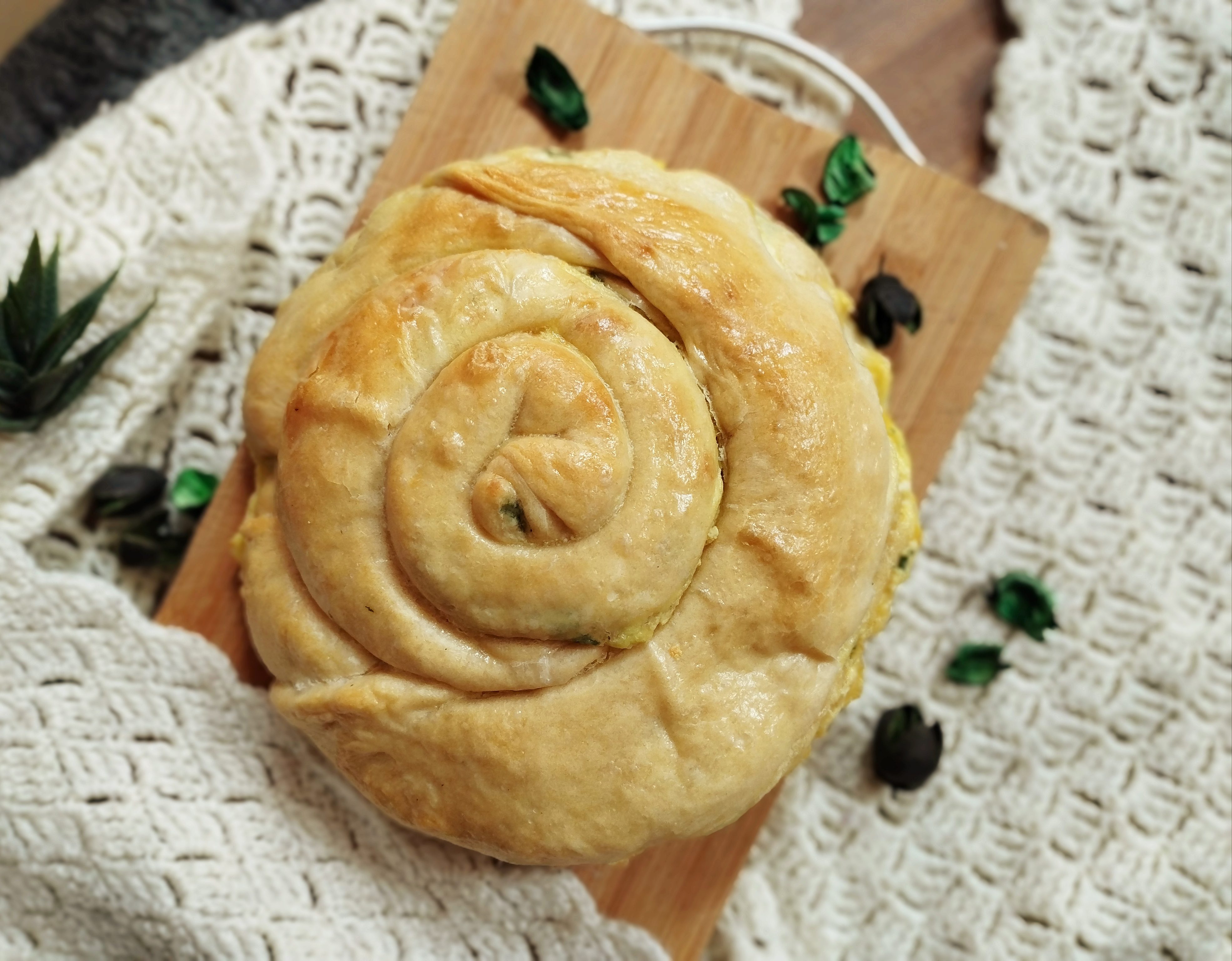 Pufoasa cu branza de vaci si ceapa verde
