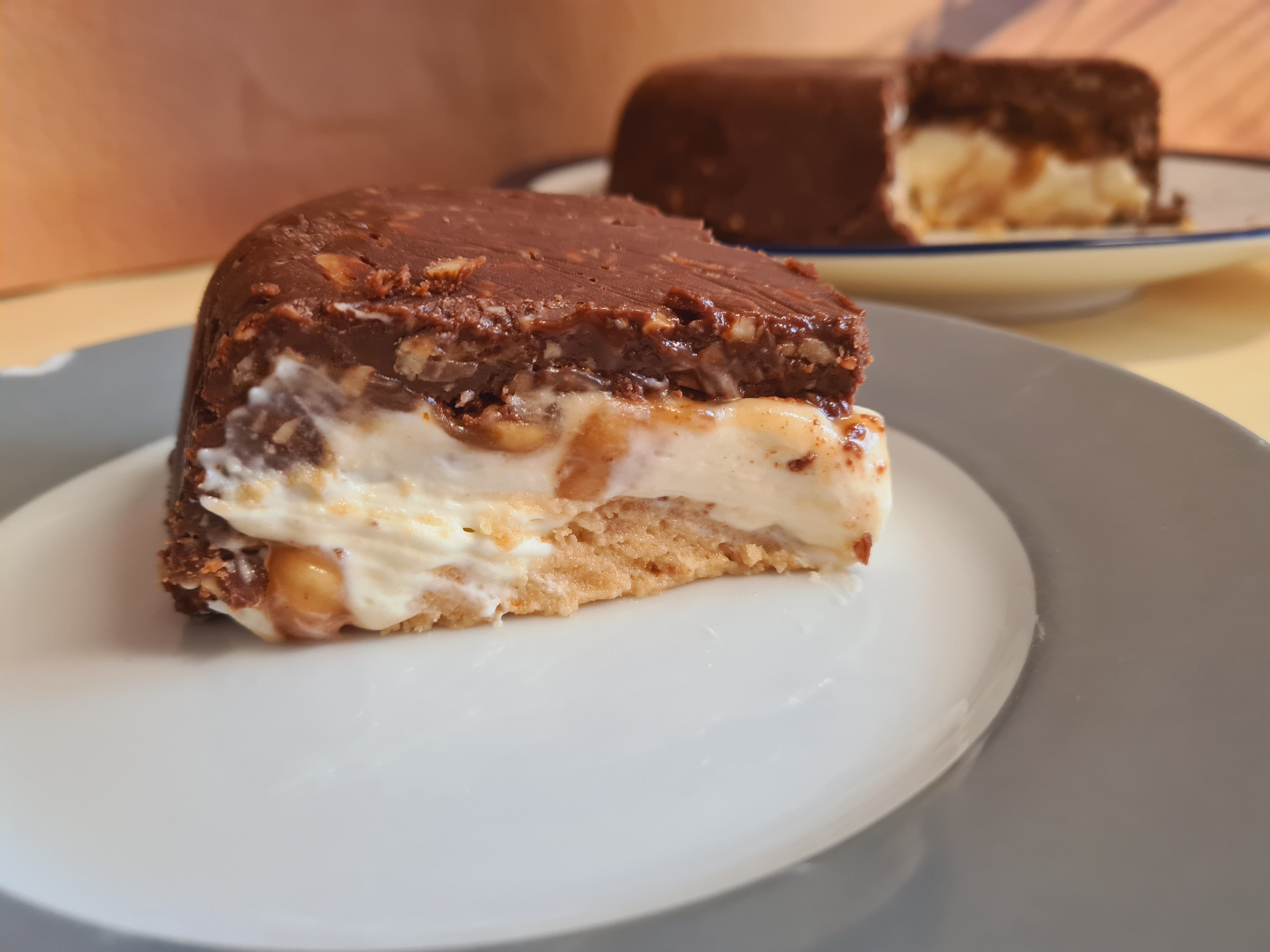 Prajitura Snickers in „bol” de ciocolata