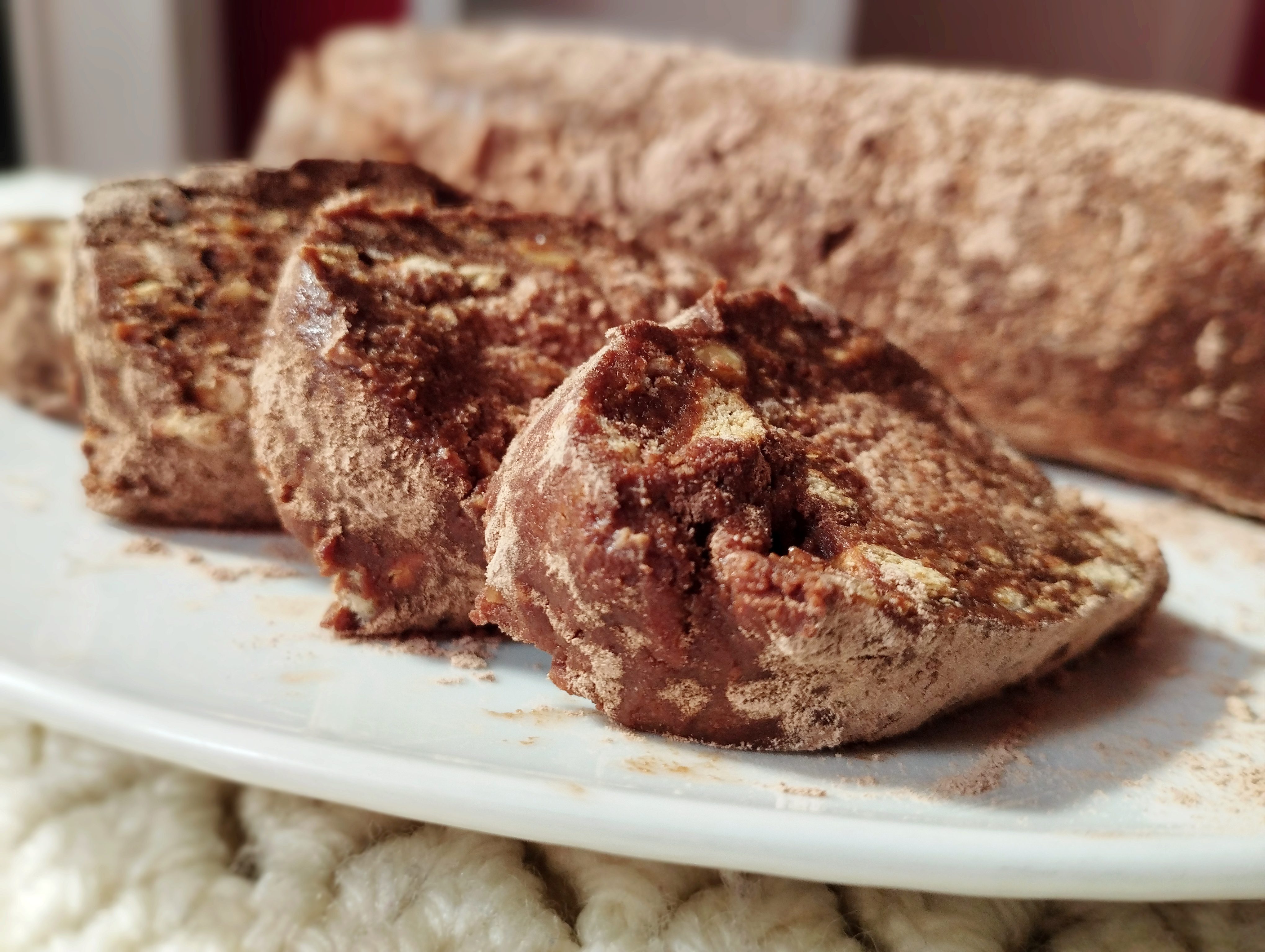 Rulada de biscuiti cu alune umpluta cu ciocolata