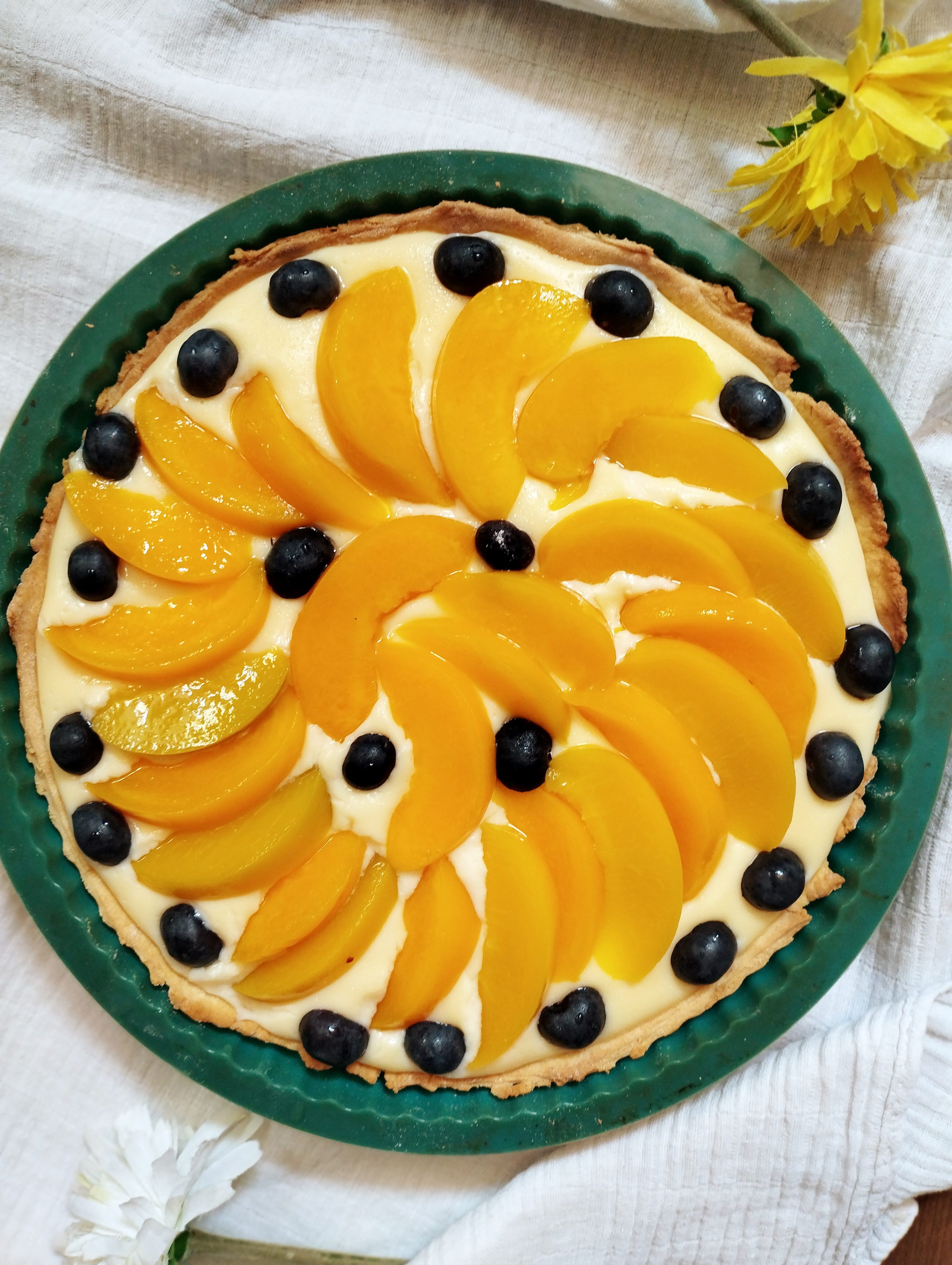 Tarta cu crema de vanilie si piersici din compot