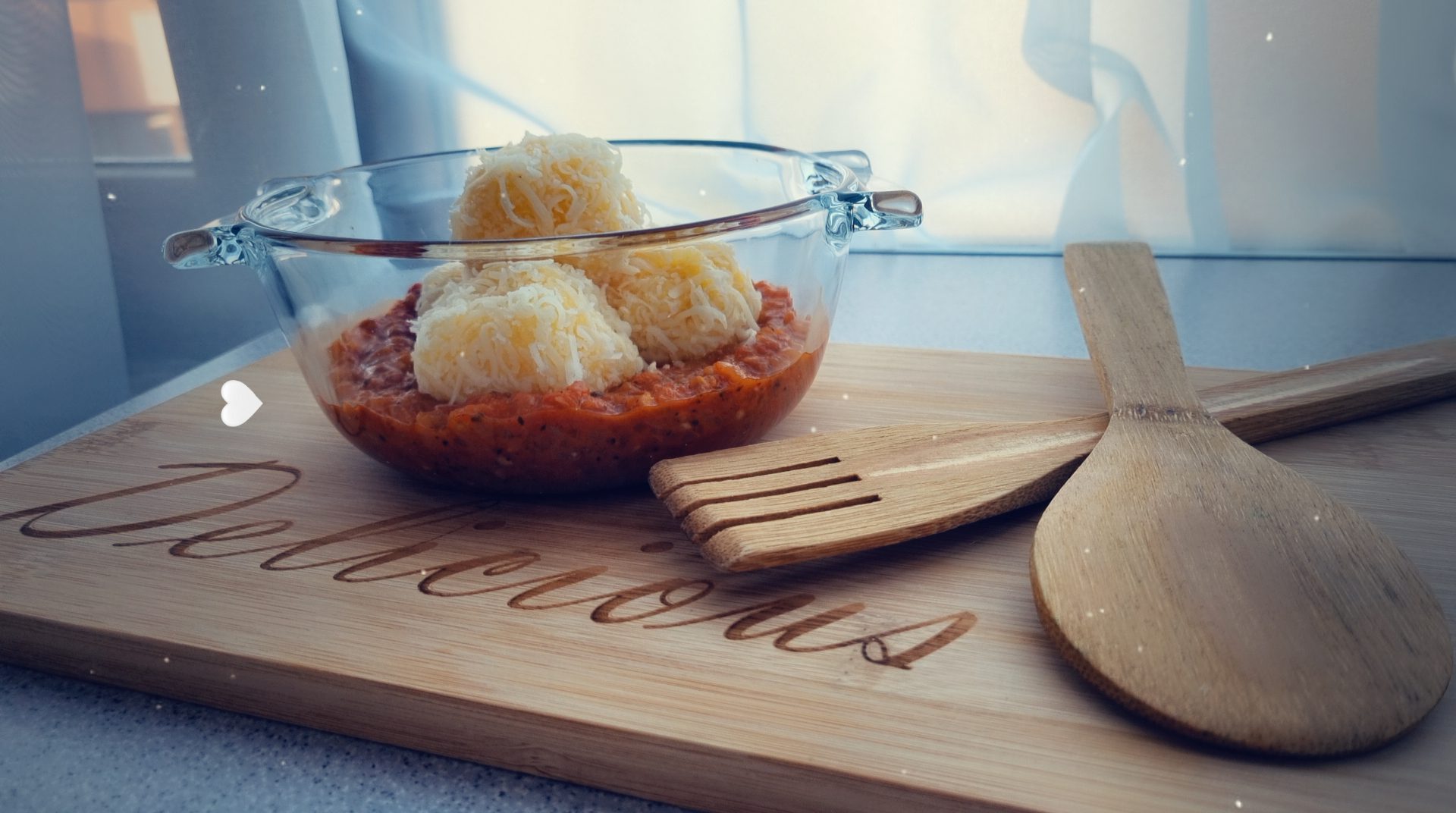 Tocanita de rosii cu ceapa „caramelizata” si bilute de mamaliga
