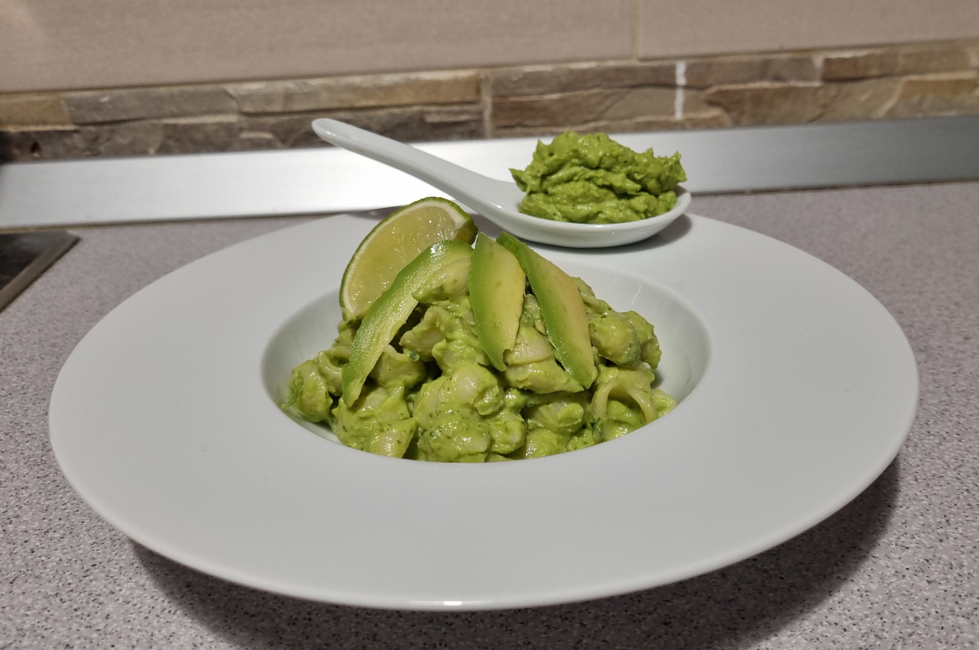 Pesto de avocado si patrunjel