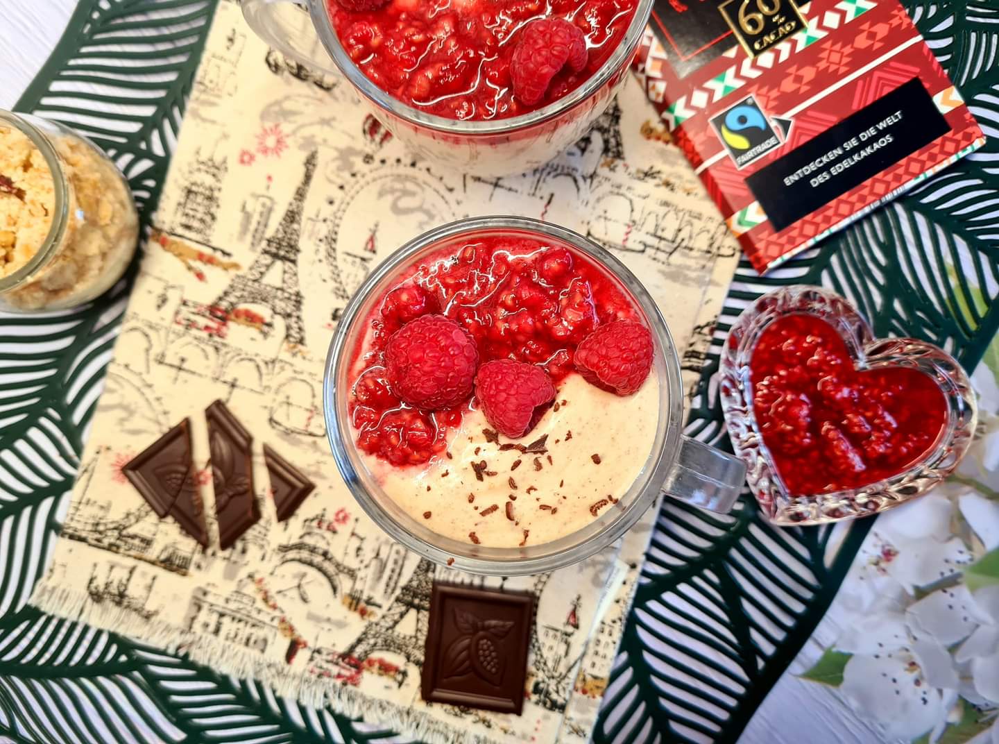 Crema de cafea cu crumble de zmeura