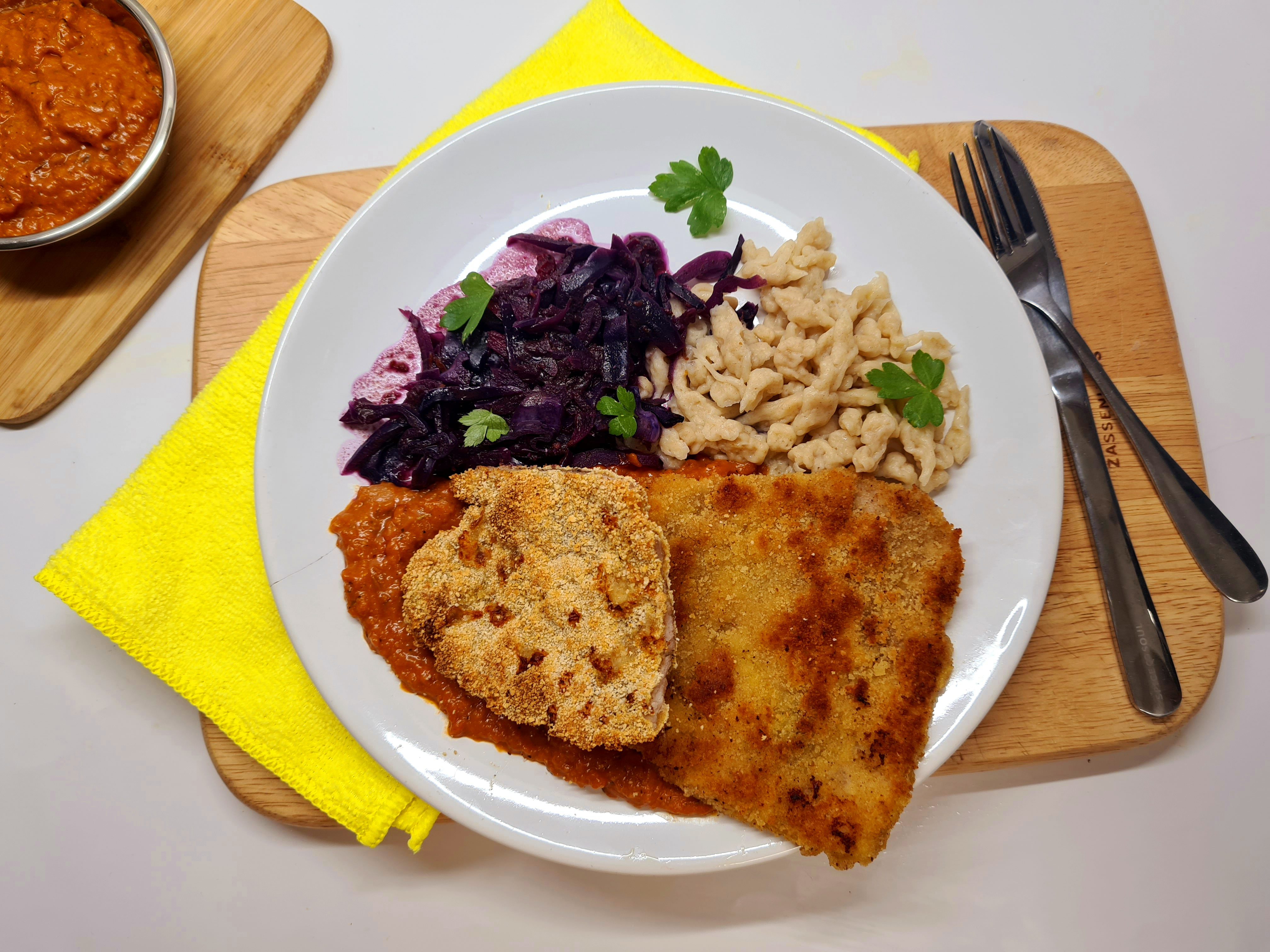 Snitel de porc cu alune, varza rosie si spaetzle