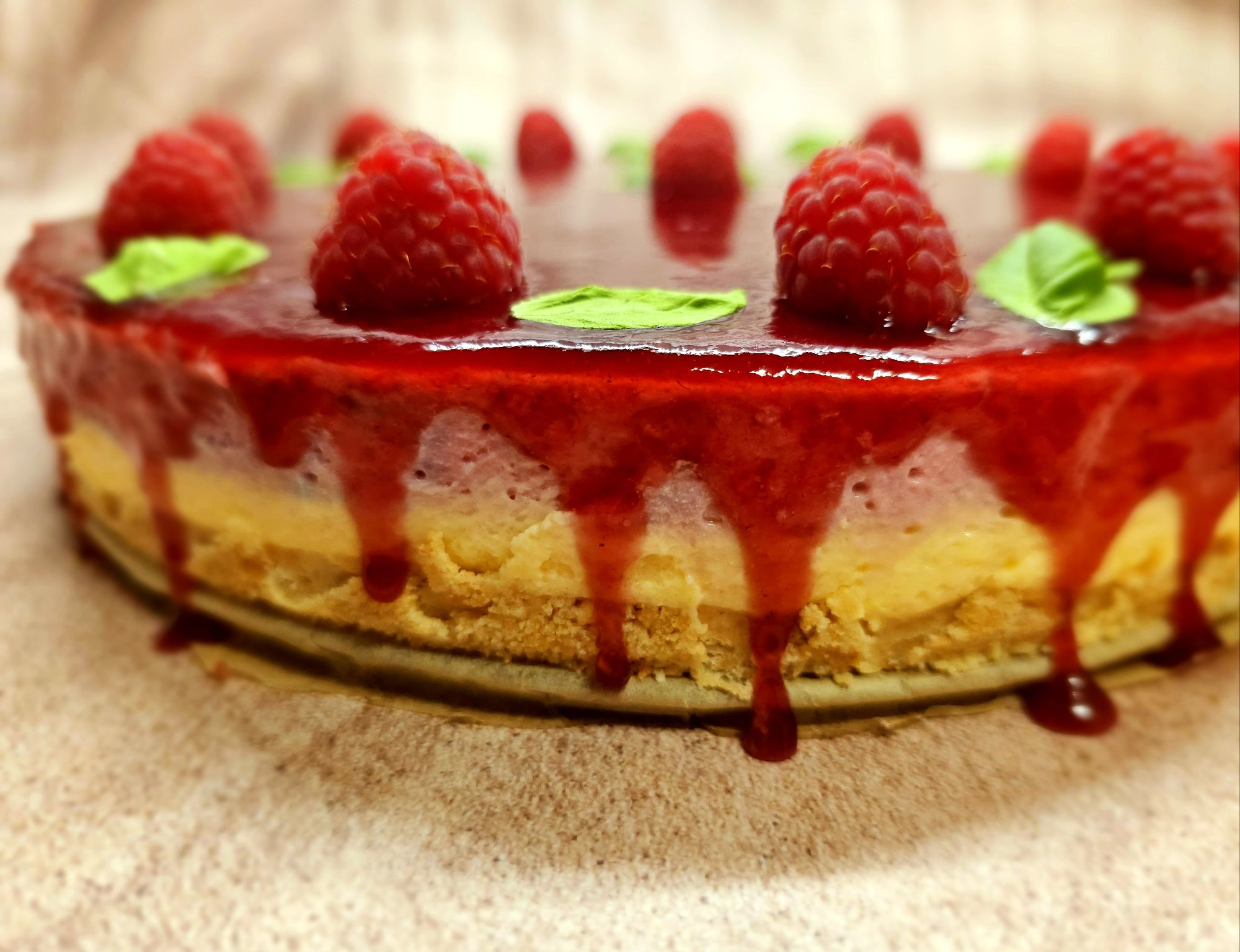 Bavareza pe blat de biscuiti cu  crema de ciocolata alba si mousse de zmeura