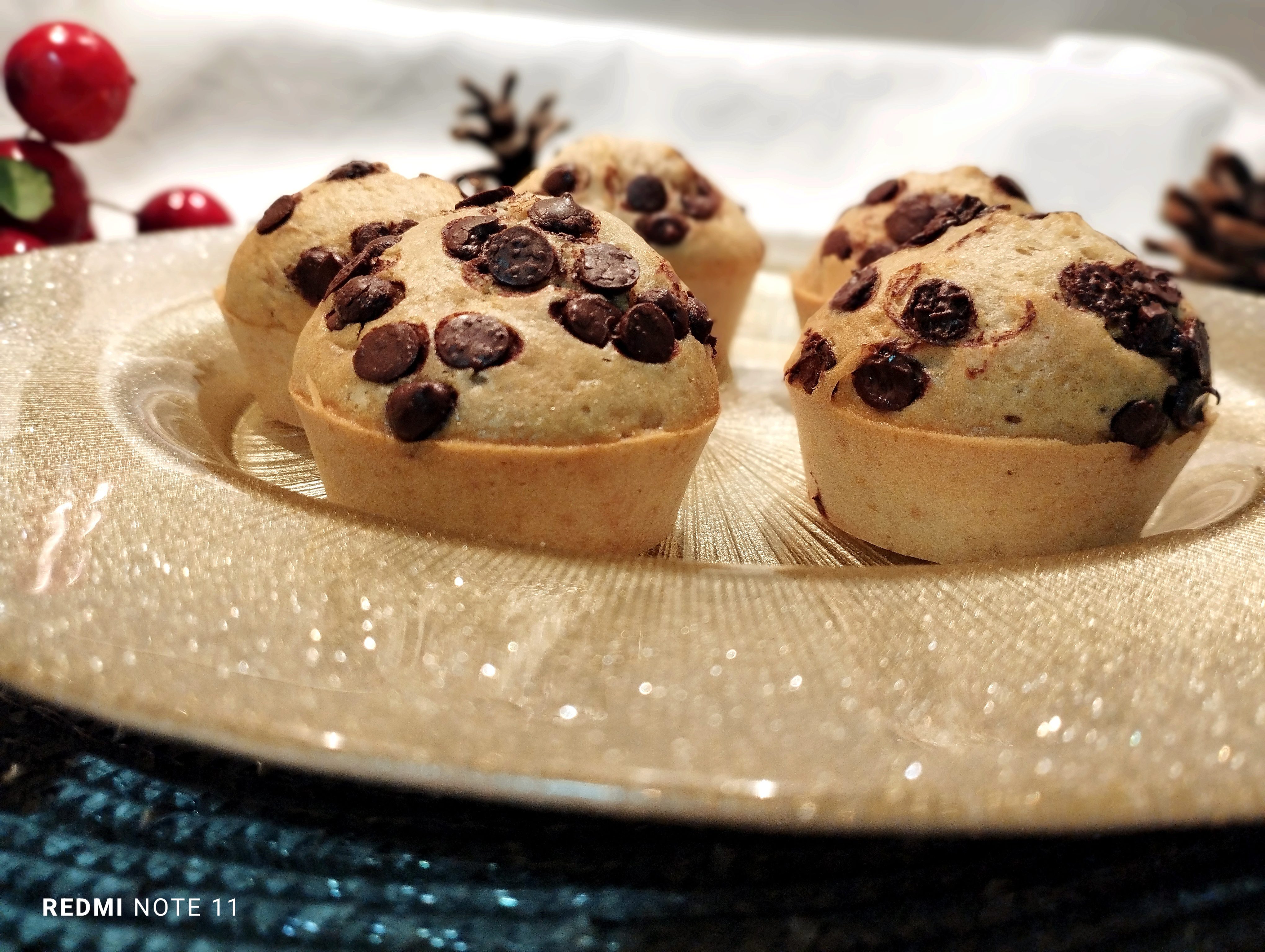 Briose din albusuri cu cafea si fulgi de ciocolata