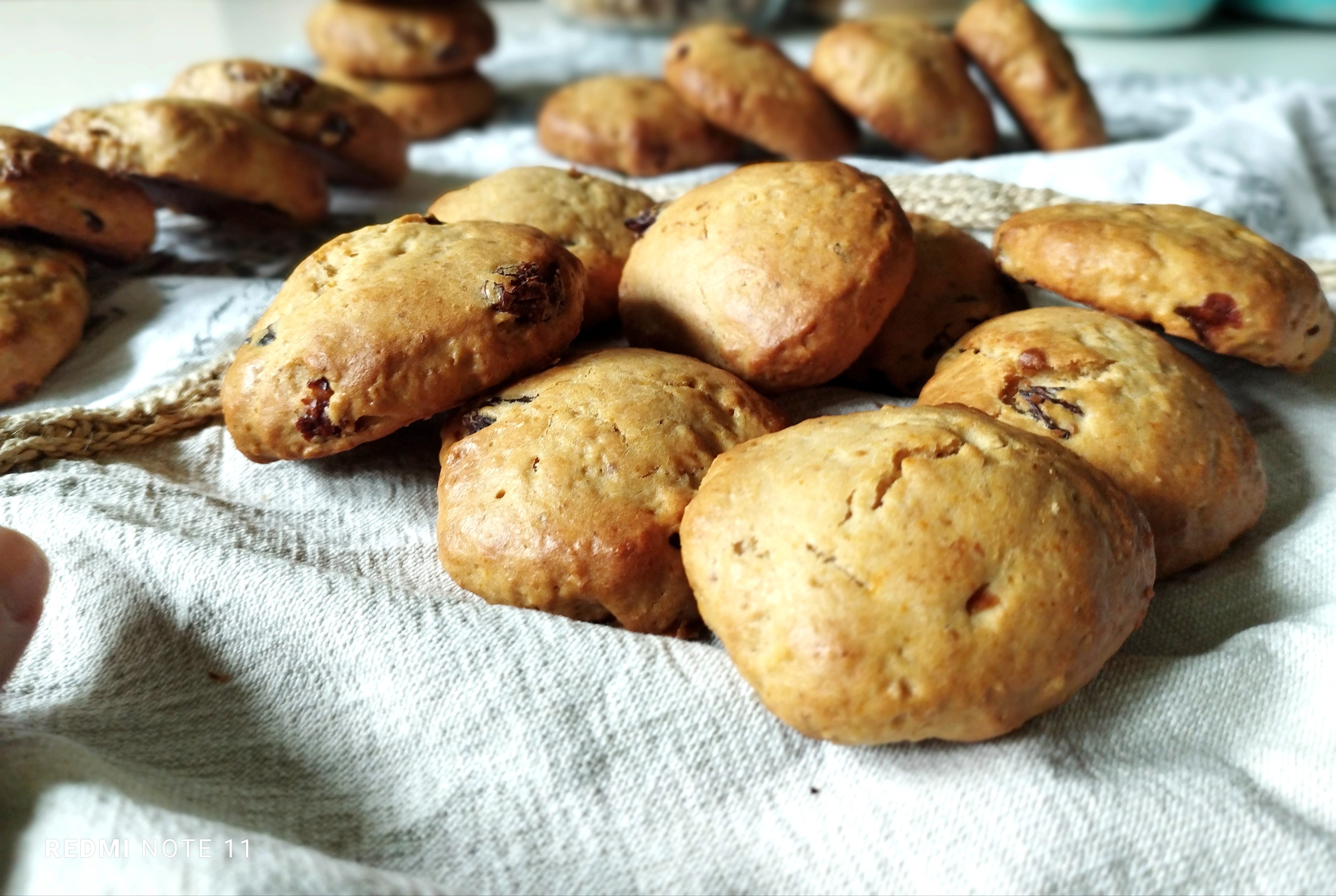 Biscuiti cu nuca, migdale si stafide