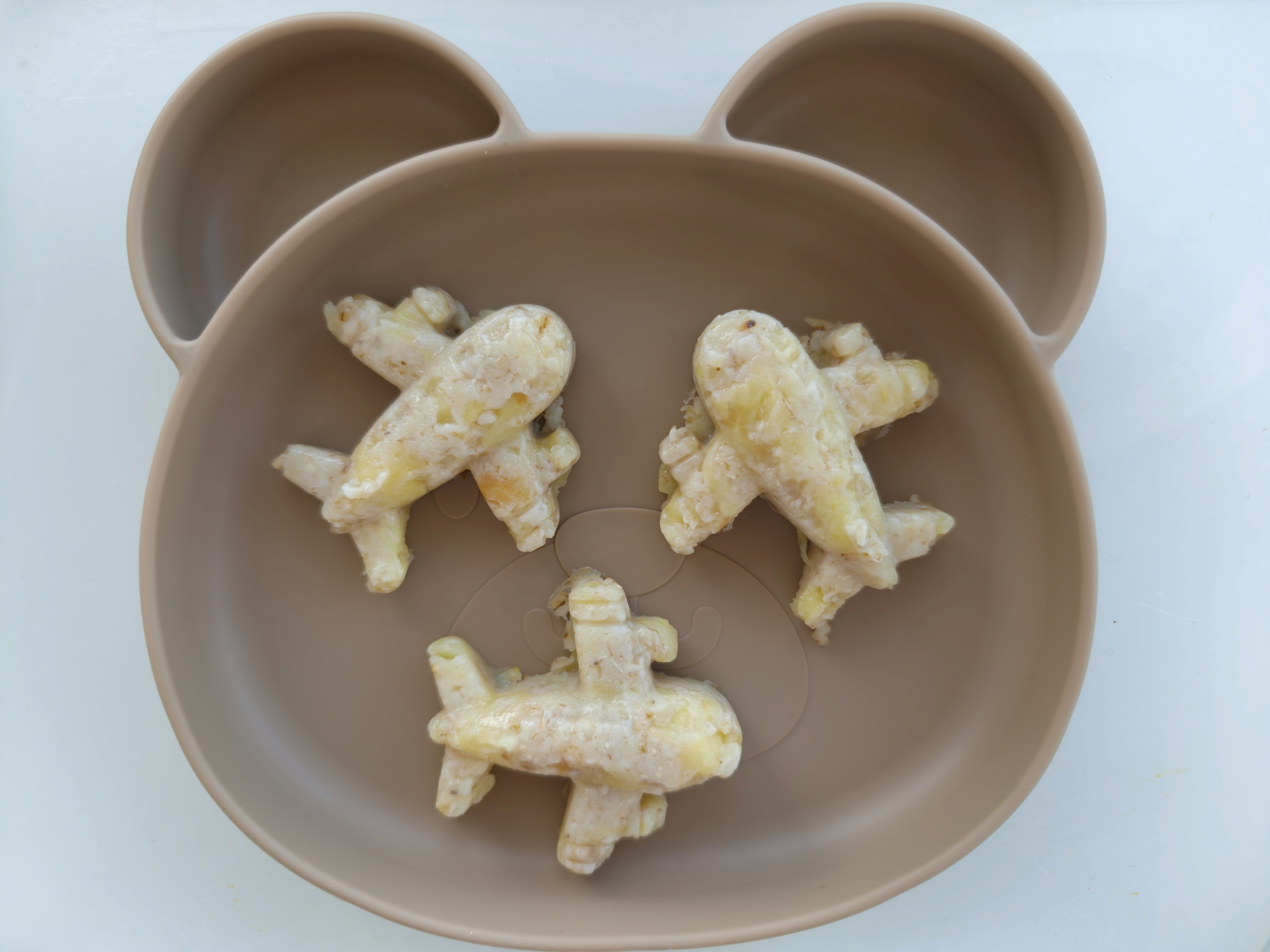 Avioane din fulgi de ovaz cu mar – mic dejun BLW (7 luni+)