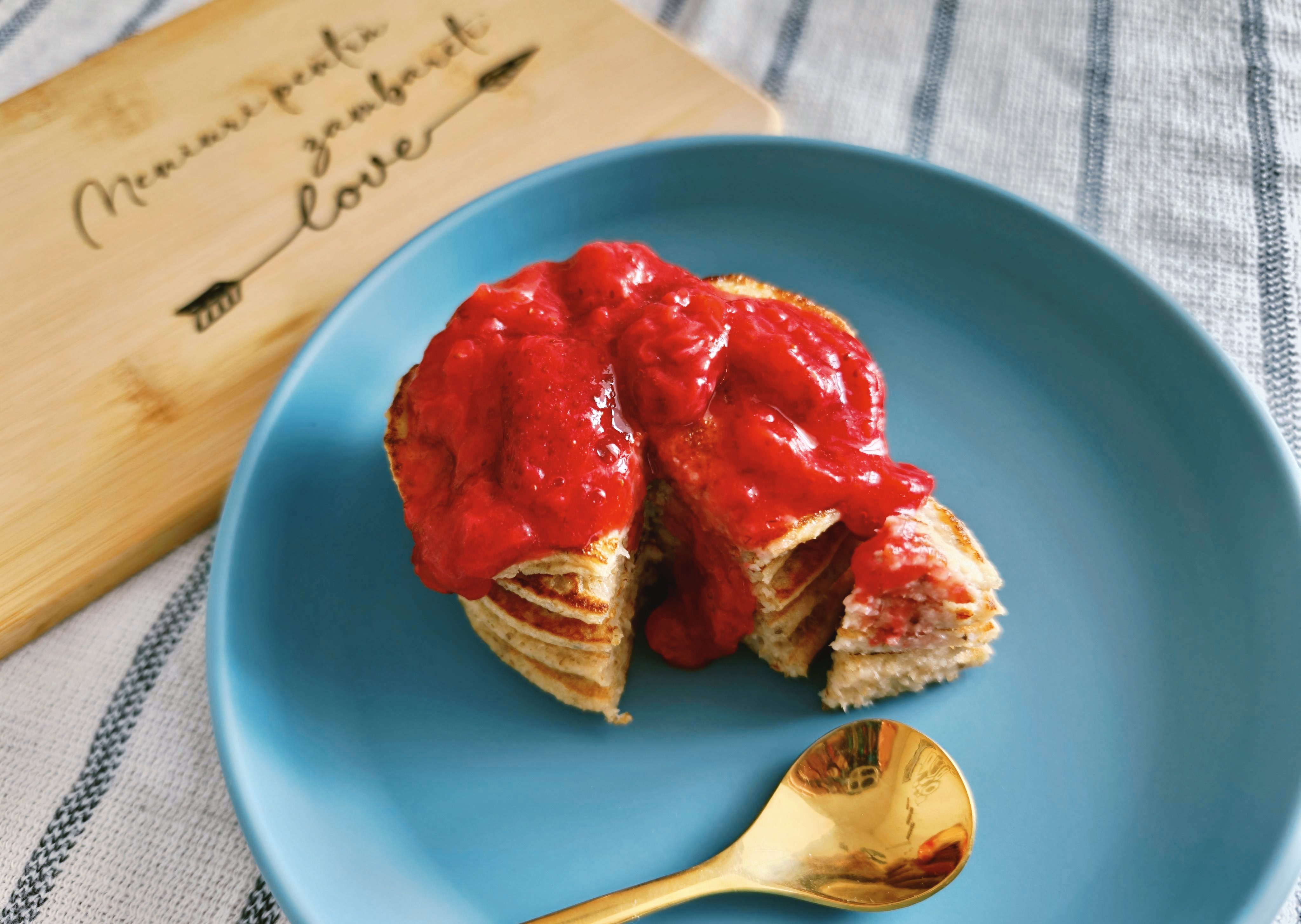 Pancakes cu seminte de chia fara ou pentru bebe 7 luni (BLW) + sos de capsuni