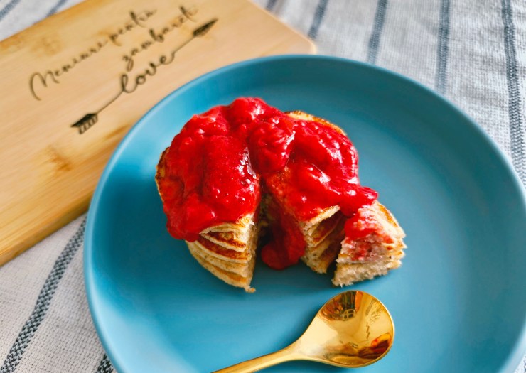 Pancakes cu seminte de chia fara ou pentru bebe 7 luni (BLW) + sos de capsuni