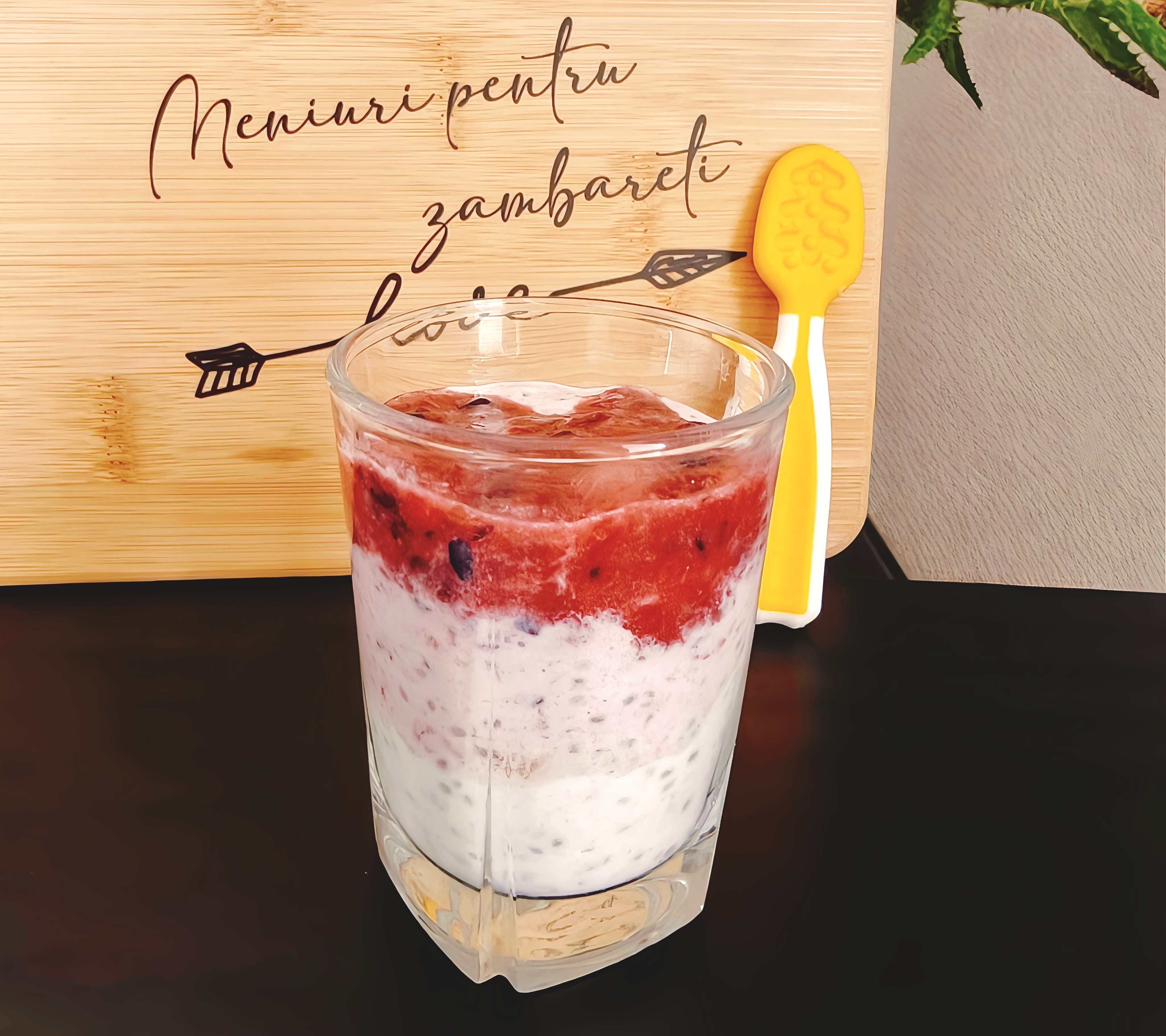 Budinca cremoasa de kefir cu ovaz, chia si fructe – mic dejun BLW pentru bebe 7 luni