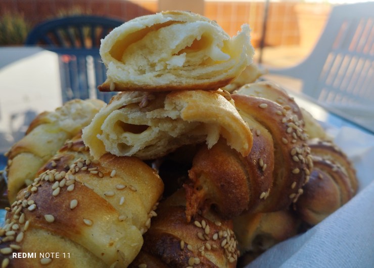 Cornulete cu aluat din cartofi – umplute cu cascaval