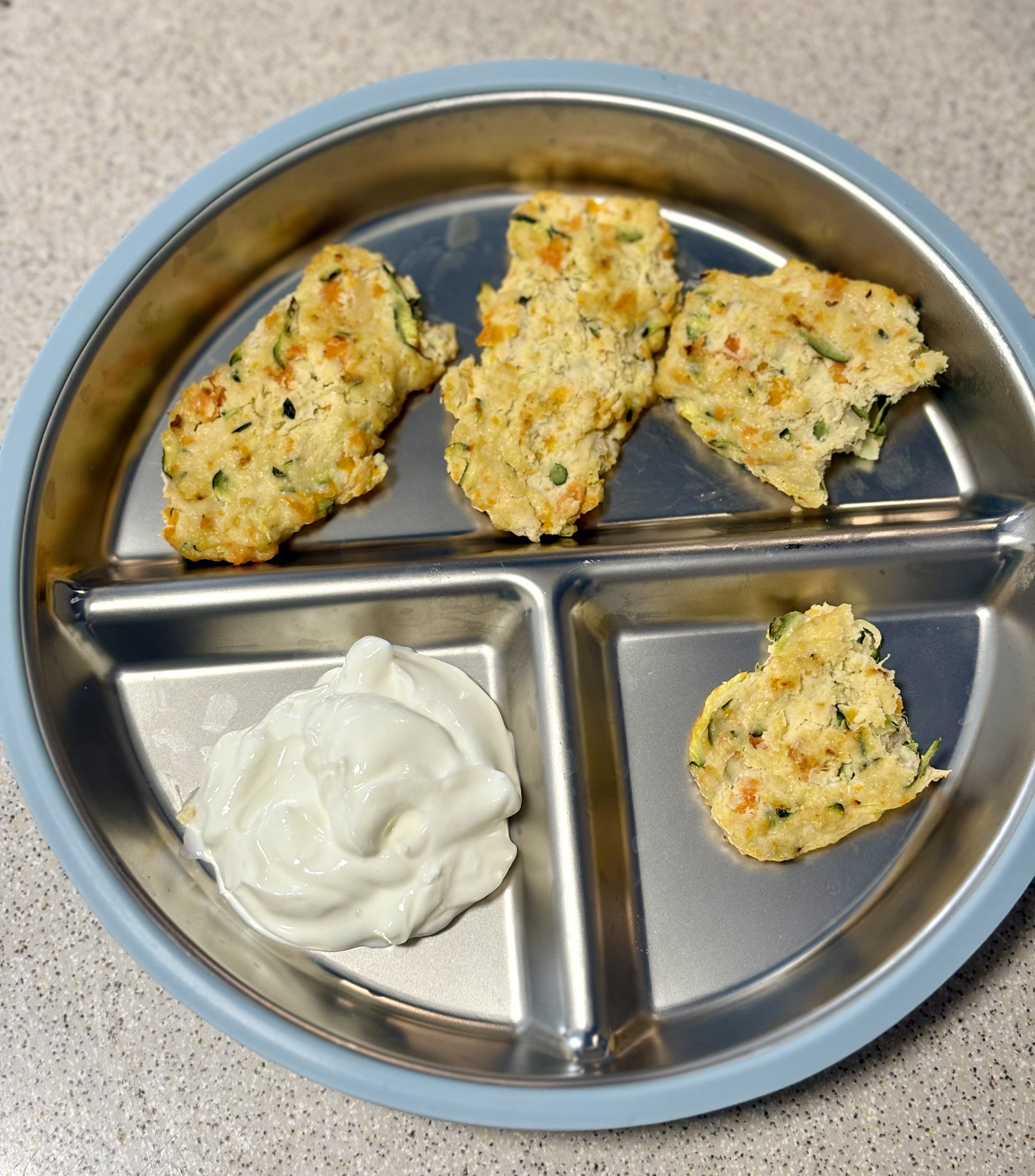 Chifteluțe fragede de pui cu legume la cuptor (8 luni+)