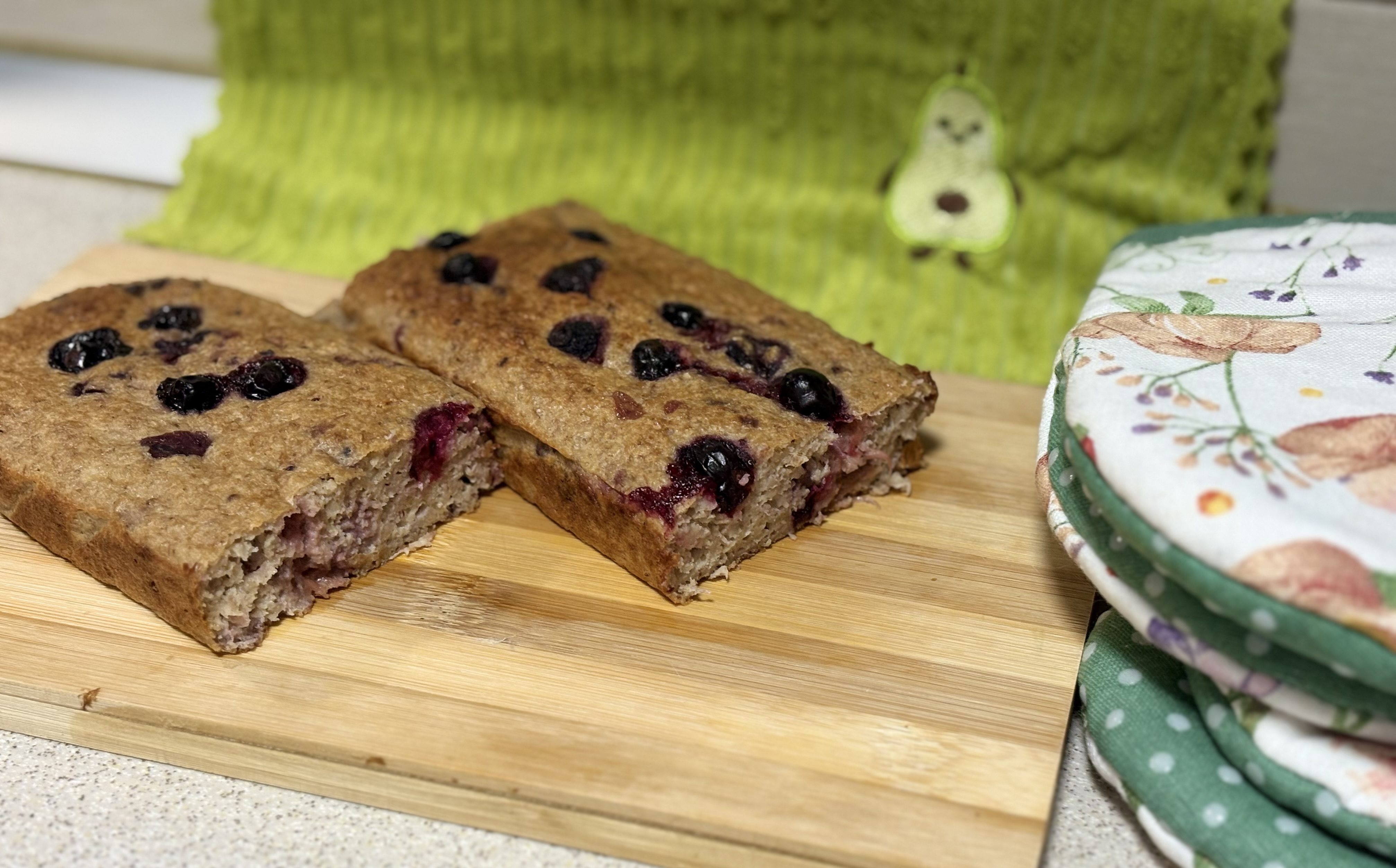 Chec moale cu ovăz, banană și fructe de pădure – rețetă pentru bebeluși 8 luni+