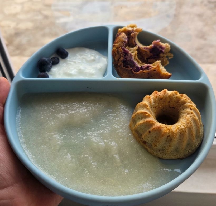 Mini-tarte bicolore cu afine și sos de pere – rețetă sănătoasă pentru bebeluși și copii